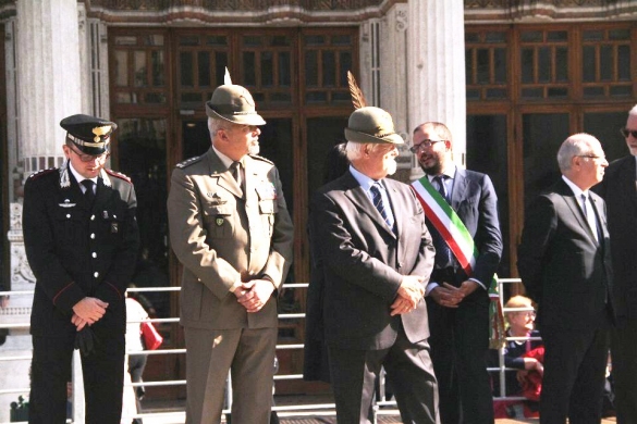 Alpini a Salsomaggiore: Le autorità sul podio in piazza Berzieri